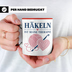 Häkeln Tasse Häkeln ist meine Therapie - Geschenk für Häkel  – Rot [farbe:rot]