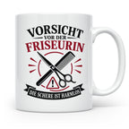 Friseurin Tasse Vorsicht vor der Friseurin die Schere ist ha – Weiß [farbe:weiß]