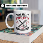 Friseurin Tasse Vorsicht vor der Friseurin die Schere ist ha – Weiß [farbe:weiß]