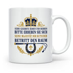 Kutscher Tasse Seine Majestät der Kutscher betritt den Raum  – Weiß [farbe:weiß]