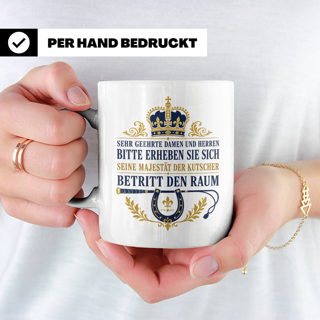 Kutscher Tasse Seine Majestät der Kutscher betritt den Raum  – Weiß [farbe:weiß]