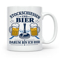 Eisstockschießen Tasse Stockschießen und Bier darum bin ich  – Weiß [farbe:weiß]