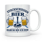 Eisstockschießen Tasse Stockschießen und Bier darum bin ich  – Weiß [farbe:weiß]