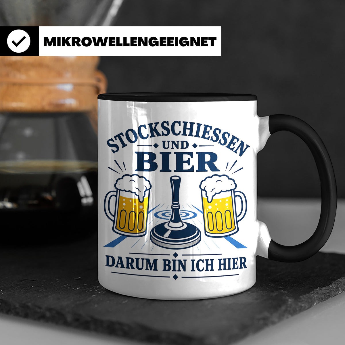 Eisstockschießen Tasse Stockschießen und Bier darum bin ich  – Schwarz [farbe:schwarz]