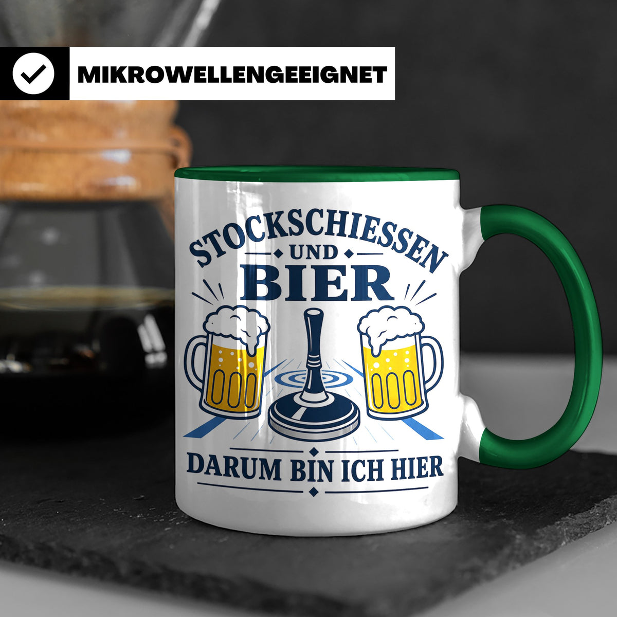 Eisstockschießen Tasse Stockschießen und Bier darum bin ich  – Grün [farbe:grün]
