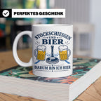Eisstockschießen Tasse Stockschießen und Bier darum bin ich  – Weiß [farbe:weiß]