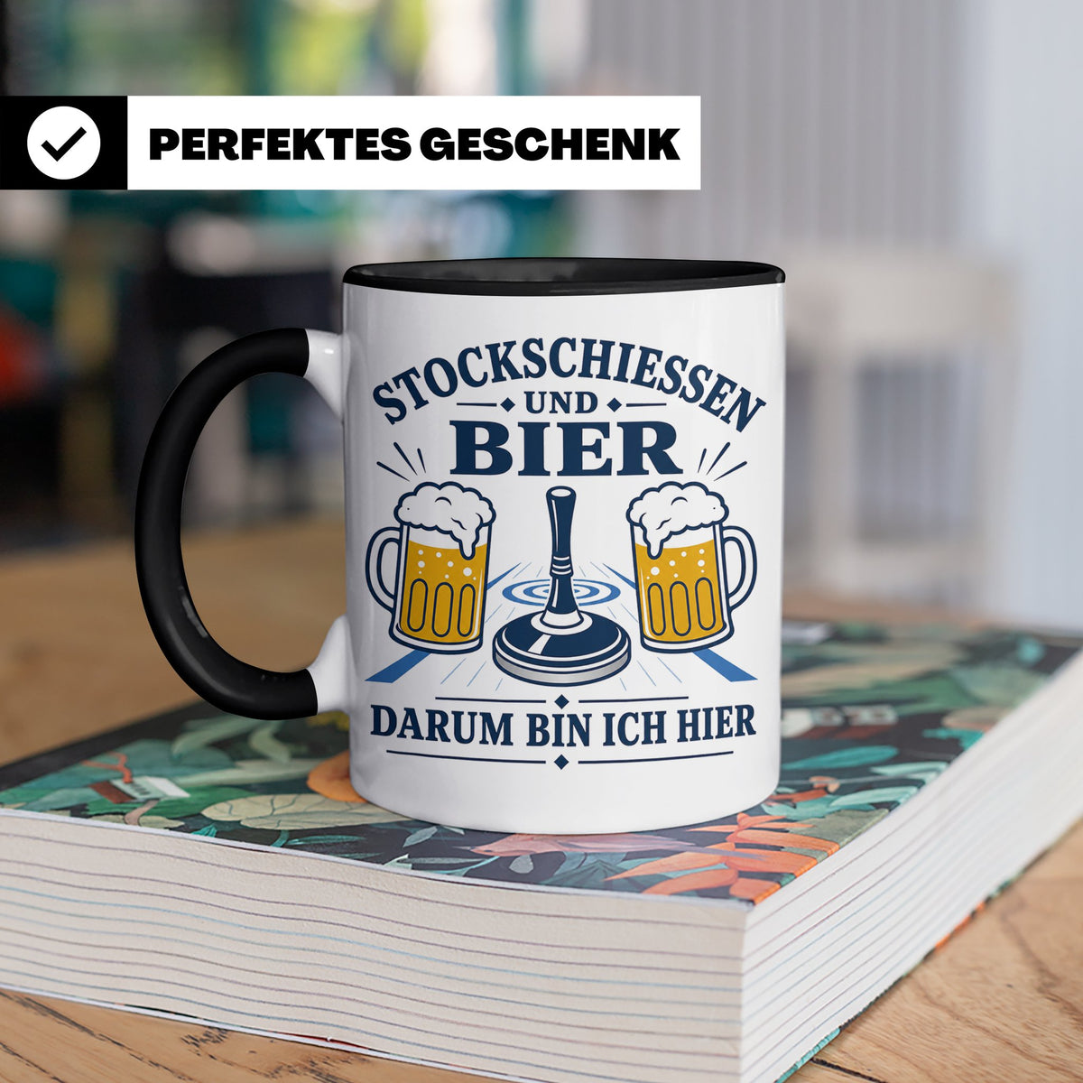 Eisstockschießen Tasse Stockschießen und Bier darum bin ich  – Schwarz [farbe:schwarz]