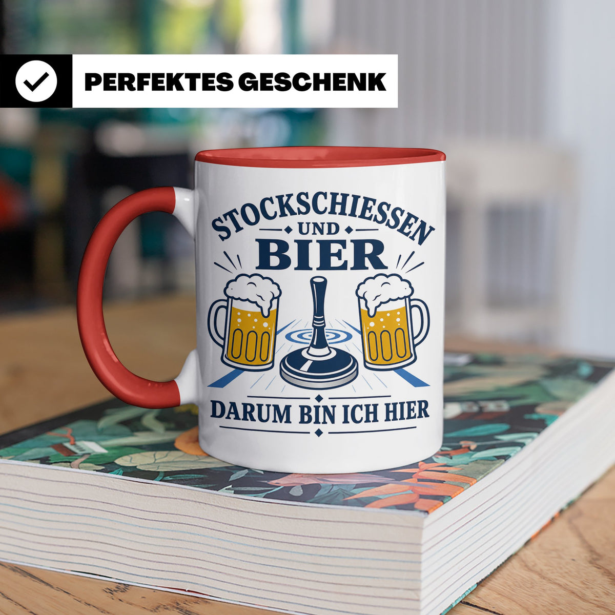 Eisstockschießen Tasse Stockschießen und Bier darum bin ich  – Rot [farbe:rot]
