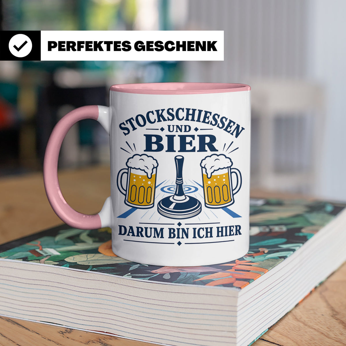 Eisstockschießen Tasse Stockschießen und Bier darum bin ich  – Rosa [farbe:rosa]