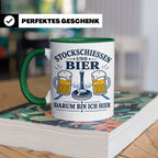Eisstockschießen Tasse Stockschießen und Bier darum bin ich  – Grün [farbe:grün]