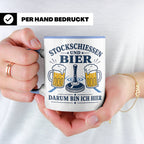Eisstockschießen Tasse Stockschießen und Bier darum bin ich  – Blau [farbe:blau]