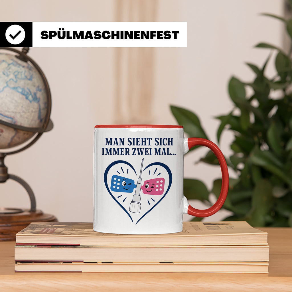 Pflege Tasse Man sieht sich immer zwei Mal - Lustiges Gesche – Rot [farbe:rot]