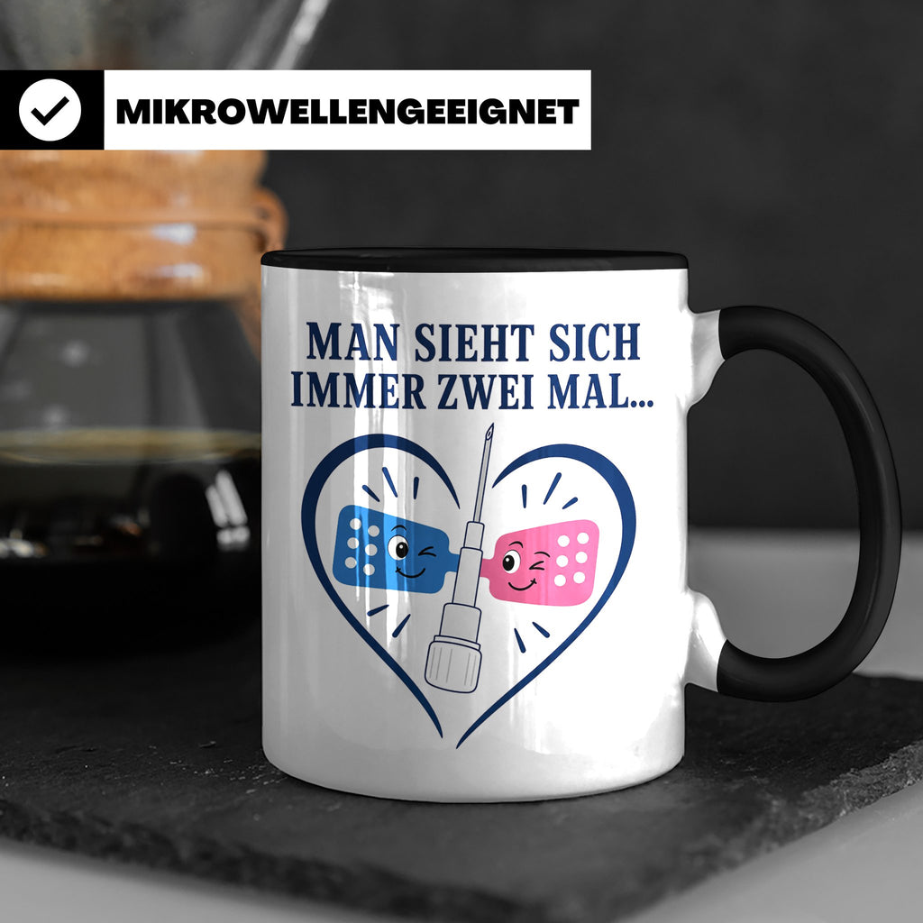 Pflege Tasse Man sieht sich immer zwei Mal - Lustiges Gesche – Schwarz [farbe:schwarz]