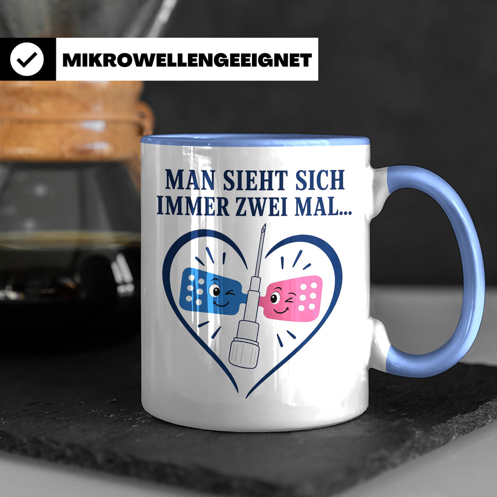 Pflege Tasse Man sieht sich immer zwei Mal - Lustiges Gesche – Blau [farbe:blau]
