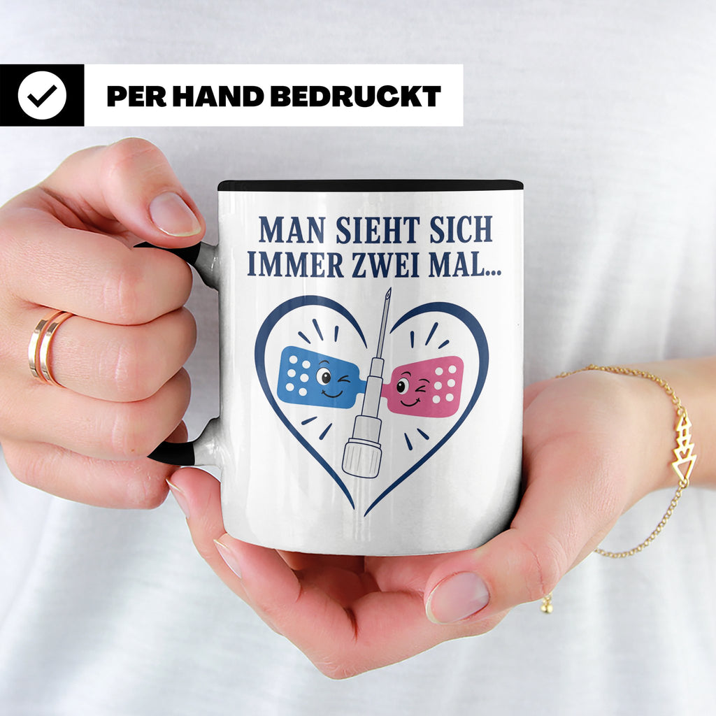 Pflege Tasse Man sieht sich immer zwei Mal - Lustiges Gesche – Schwarz [farbe:schwarz]