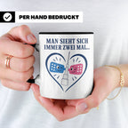 Pflege Tasse Man sieht sich immer zwei Mal - Lustiges Gesche – Schwarz [farbe:schwarz]