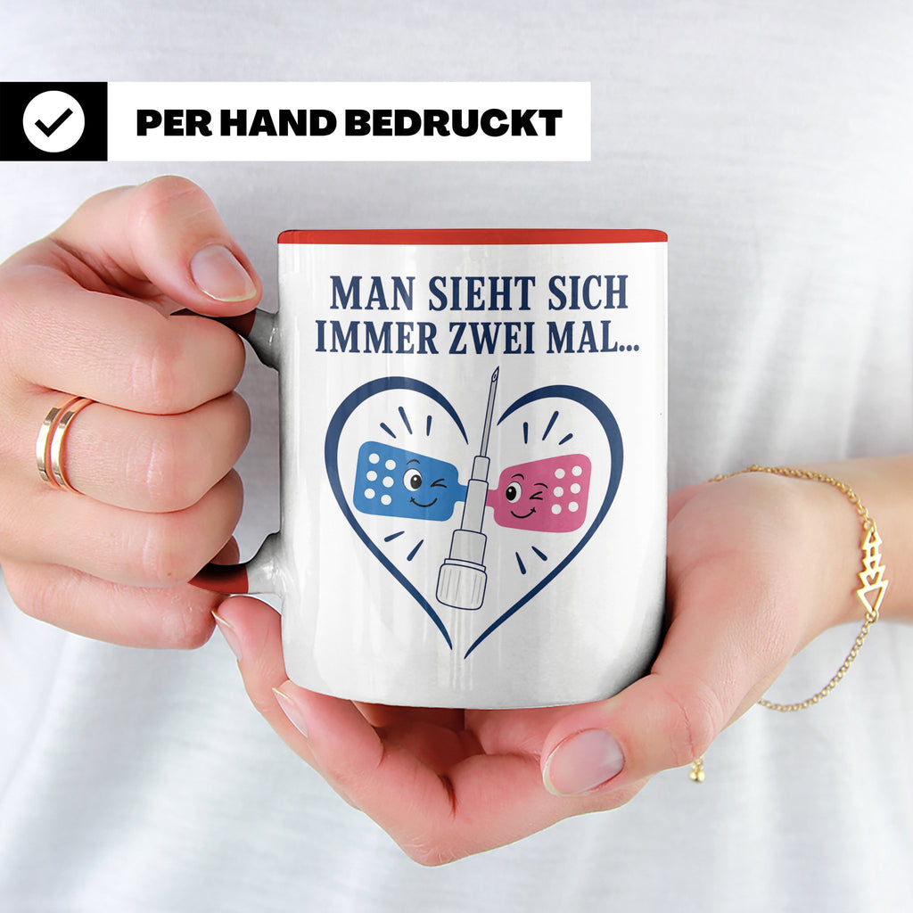 Pflege Tasse Man sieht sich immer zwei Mal - Lustiges Gesche – Rot [farbe:rot]