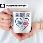 Pflege Tasse Man sieht sich immer zwei Mal - Lustiges Gesche – Rot [farbe:rot]