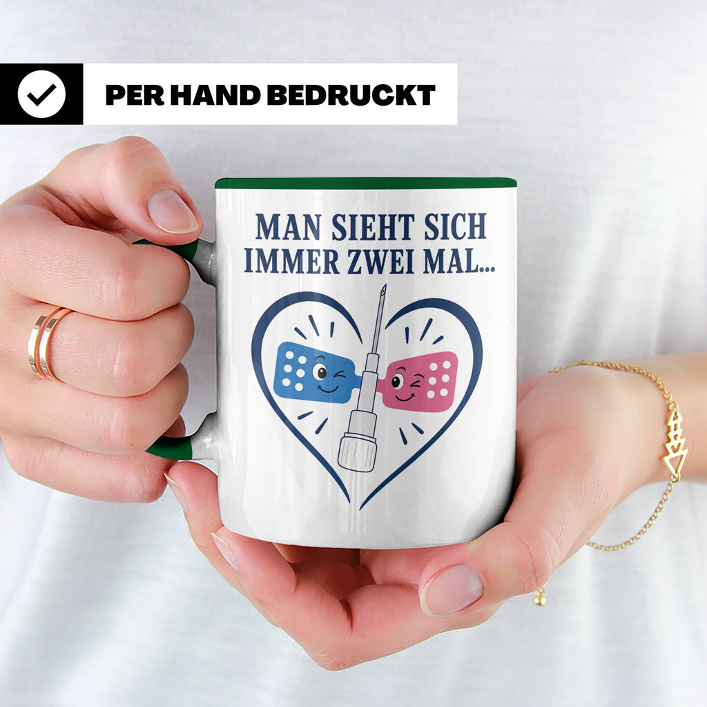 Pflege Tasse Man sieht sich immer zwei Mal - Lustiges Gesche – Grün [farbe:grün]