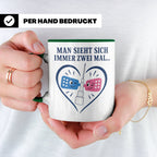 Pflege Tasse Man sieht sich immer zwei Mal - Lustiges Gesche – Grün [farbe:grün]