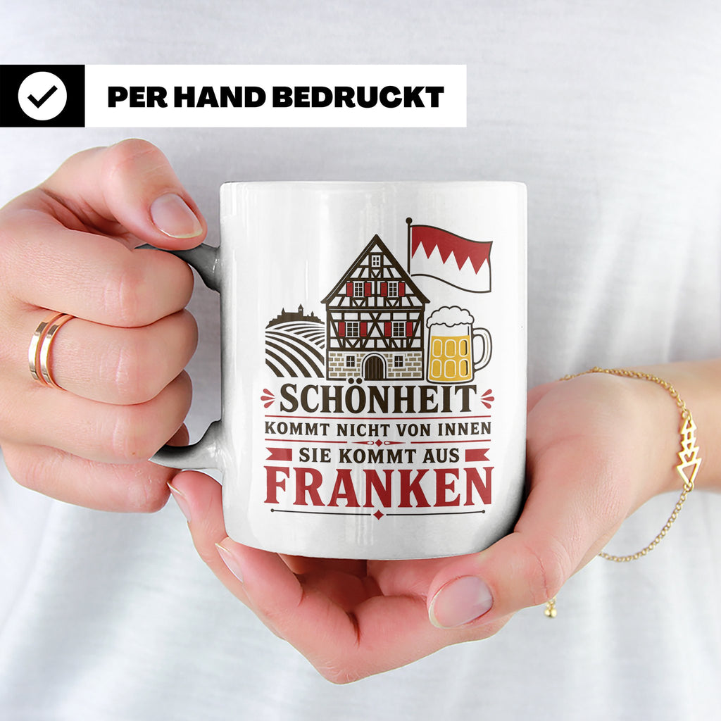 Franken Tasse Schönheit kommt nicht von innen sie kommt aus  – Weiß [farbe:weiß]