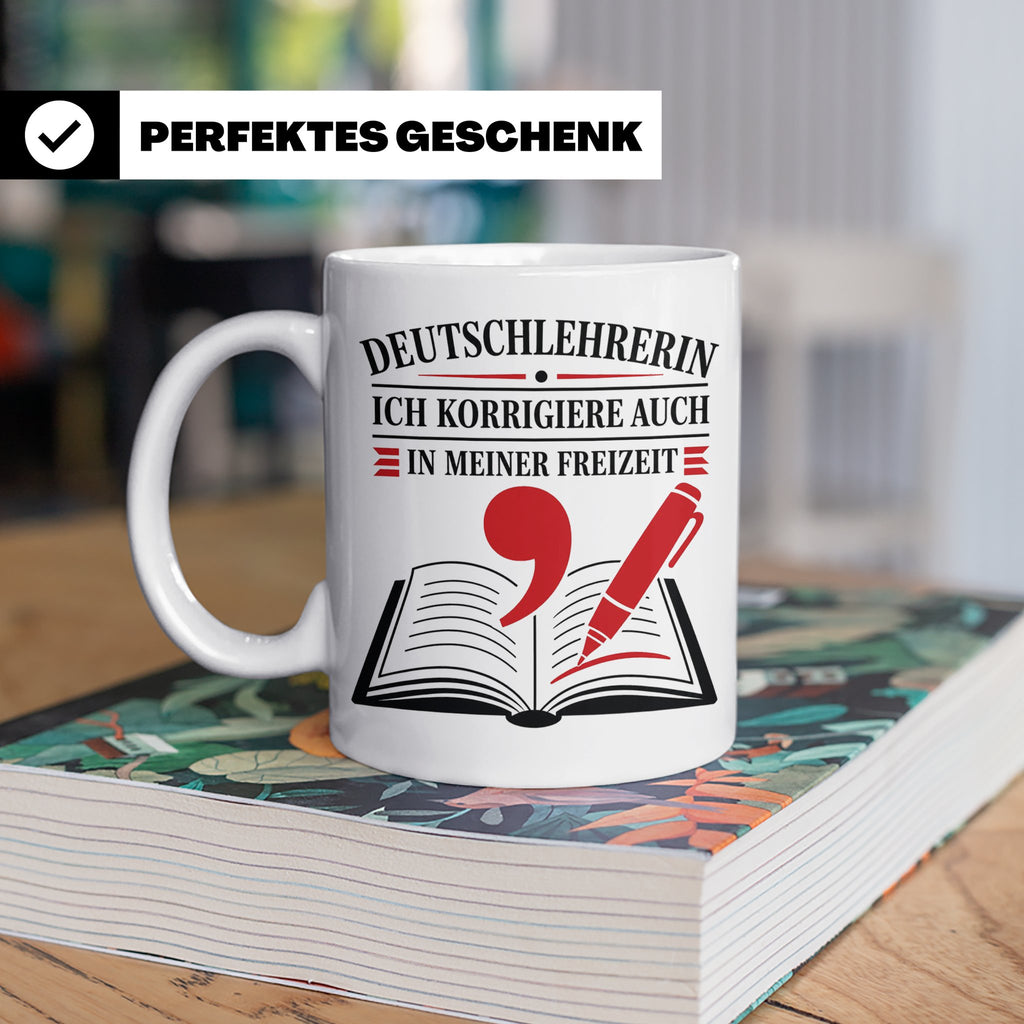 Deutschlehrerin Tasse Ich korrigiere auch in meiner Freizeit – Weiß [farbe:weiß]