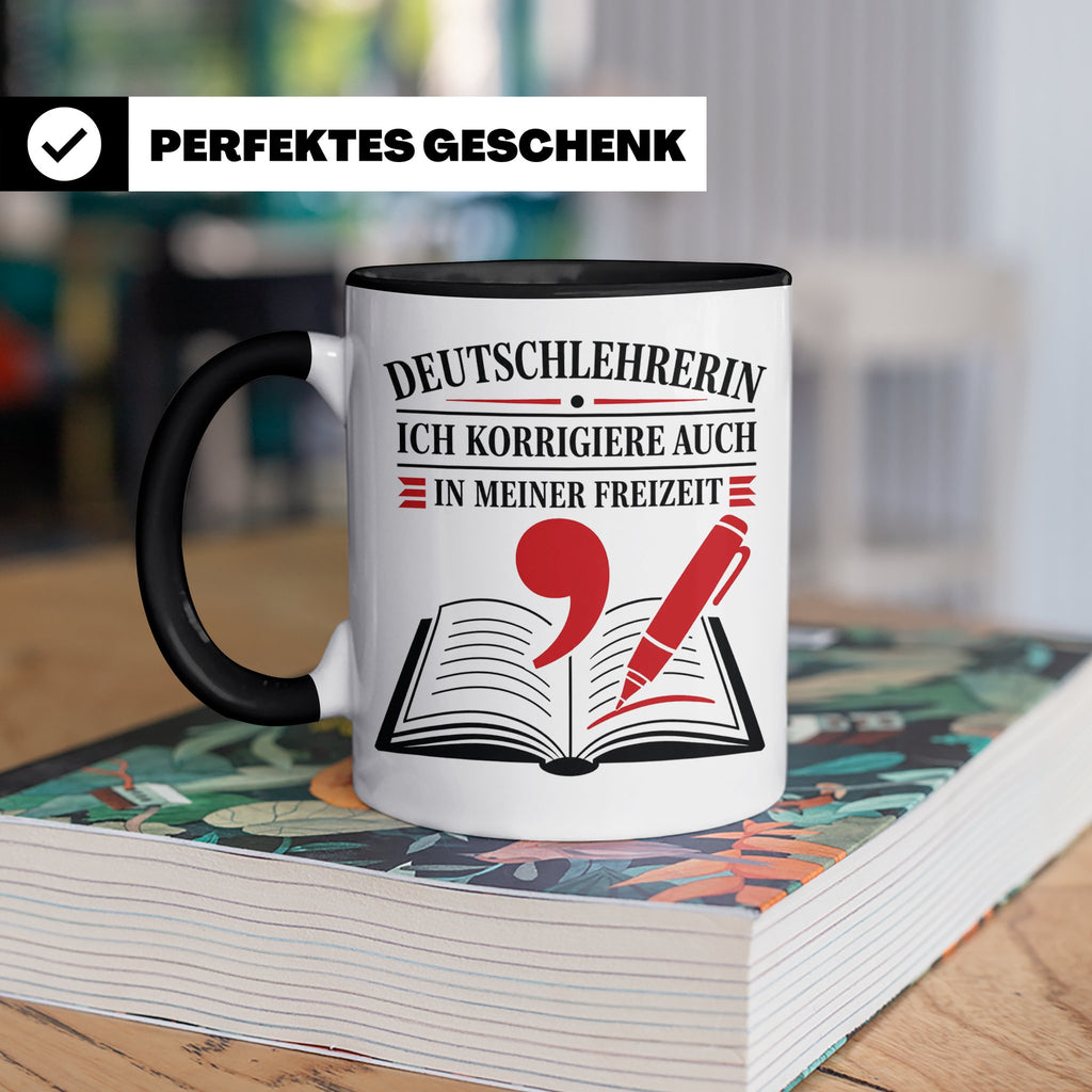 Deutschlehrerin Tasse Ich korrigiere auch in meiner Freizeit – Schwarz [farbe:schwarz]
