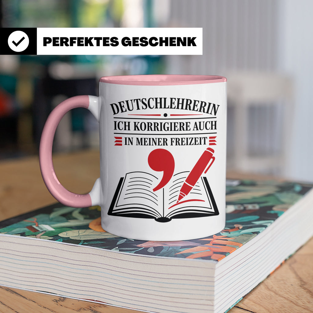 Deutschlehrerin Tasse Ich korrigiere auch in meiner Freizeit – Rosa [farbe:rosa]
