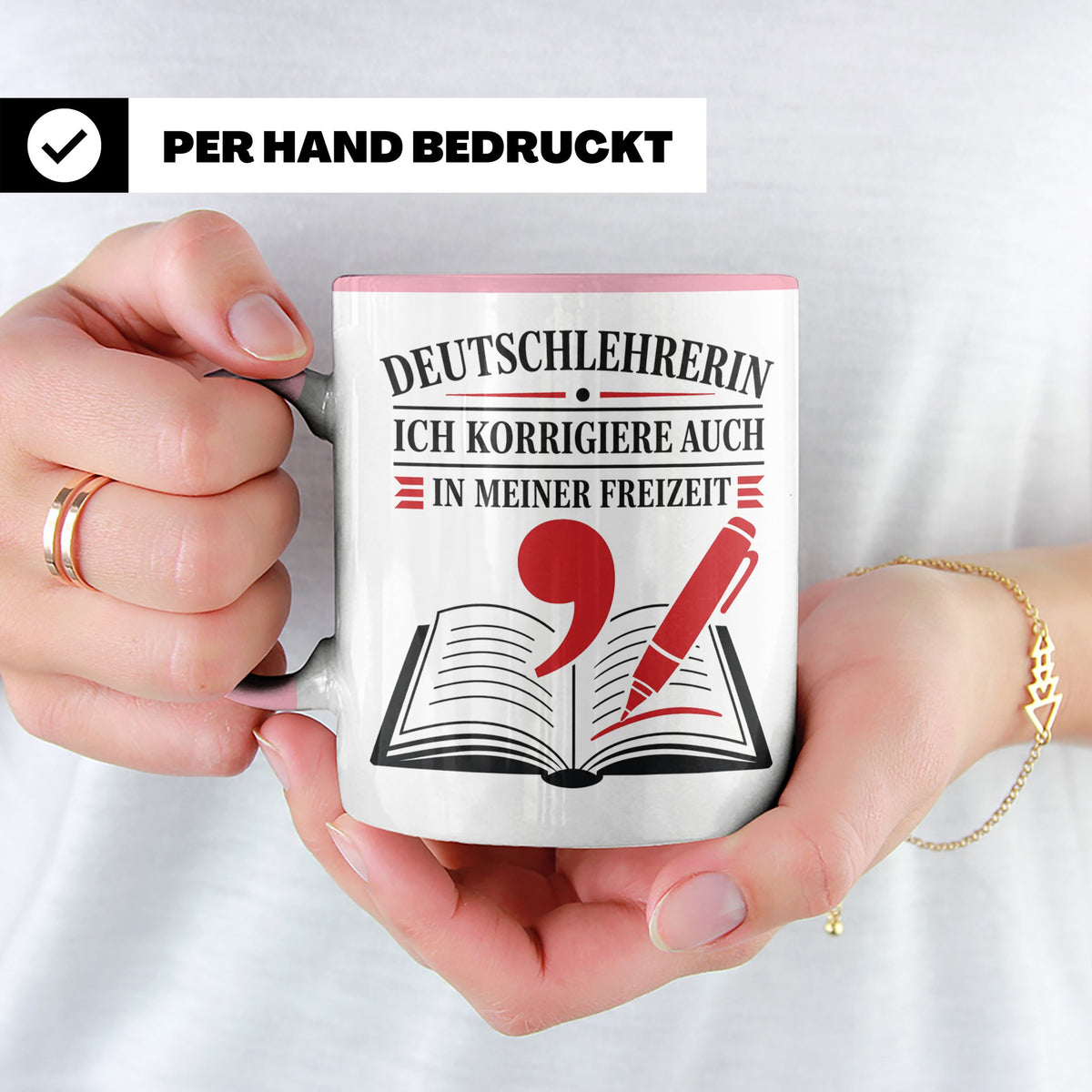 Deutschlehrerin Tasse Ich korrigiere auch in meiner Freizeit – Rosa [farbe:rosa]