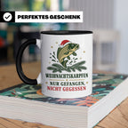 Karpfen Tasse Weihnachtskarpfen nur gefangen nicht gegessen  – Schwarz [farbe:schwarz]