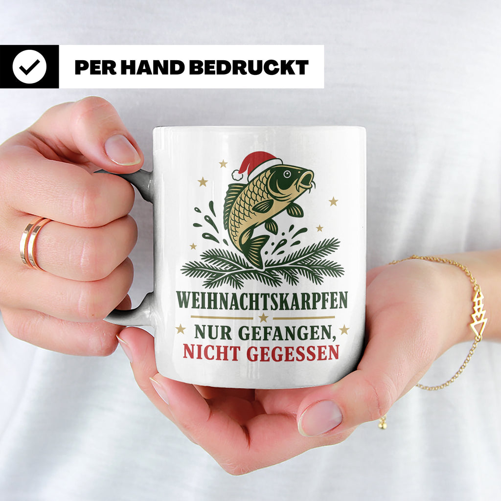 Karpfen Tasse Weihnachtskarpfen nur gefangen nicht gegessen  – Weiß [farbe:weiß]