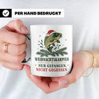 Karpfen Tasse Weihnachtskarpfen nur gefangen nicht gegessen  – Weiß [farbe:weiß]