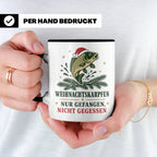Karpfen Tasse Weihnachtskarpfen nur gefangen nicht gegessen  – Schwarz [farbe:schwarz]