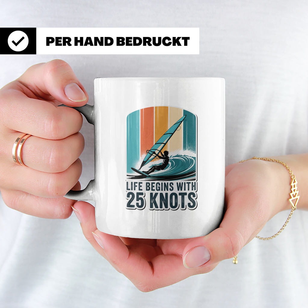 Windsurfen Tasse - Life Begins With 25 Knots - Surfer Gesche – Weiß [farbe:weiß]