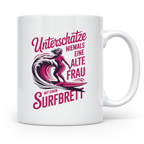 Surferin Tasse Unterschätze Niemals Eine Alte Frau Surfen Ge – Weiß [farbe:weiß]