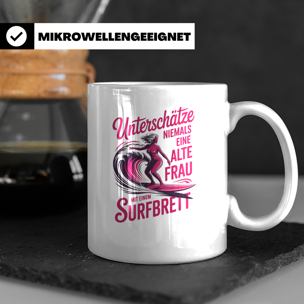 Surferin Tasse Unterschätze Niemals Eine Alte Frau Surfen Ge – Weiß [farbe:weiß]
