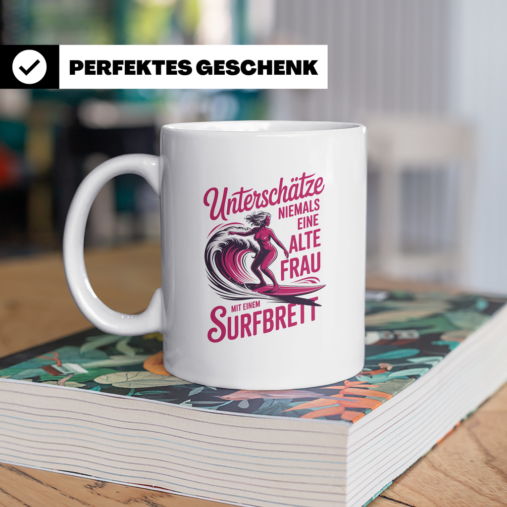 Surferin Tasse Unterschätze Niemals Eine Alte Frau Surfen Ge – Weiß [farbe:weiß]