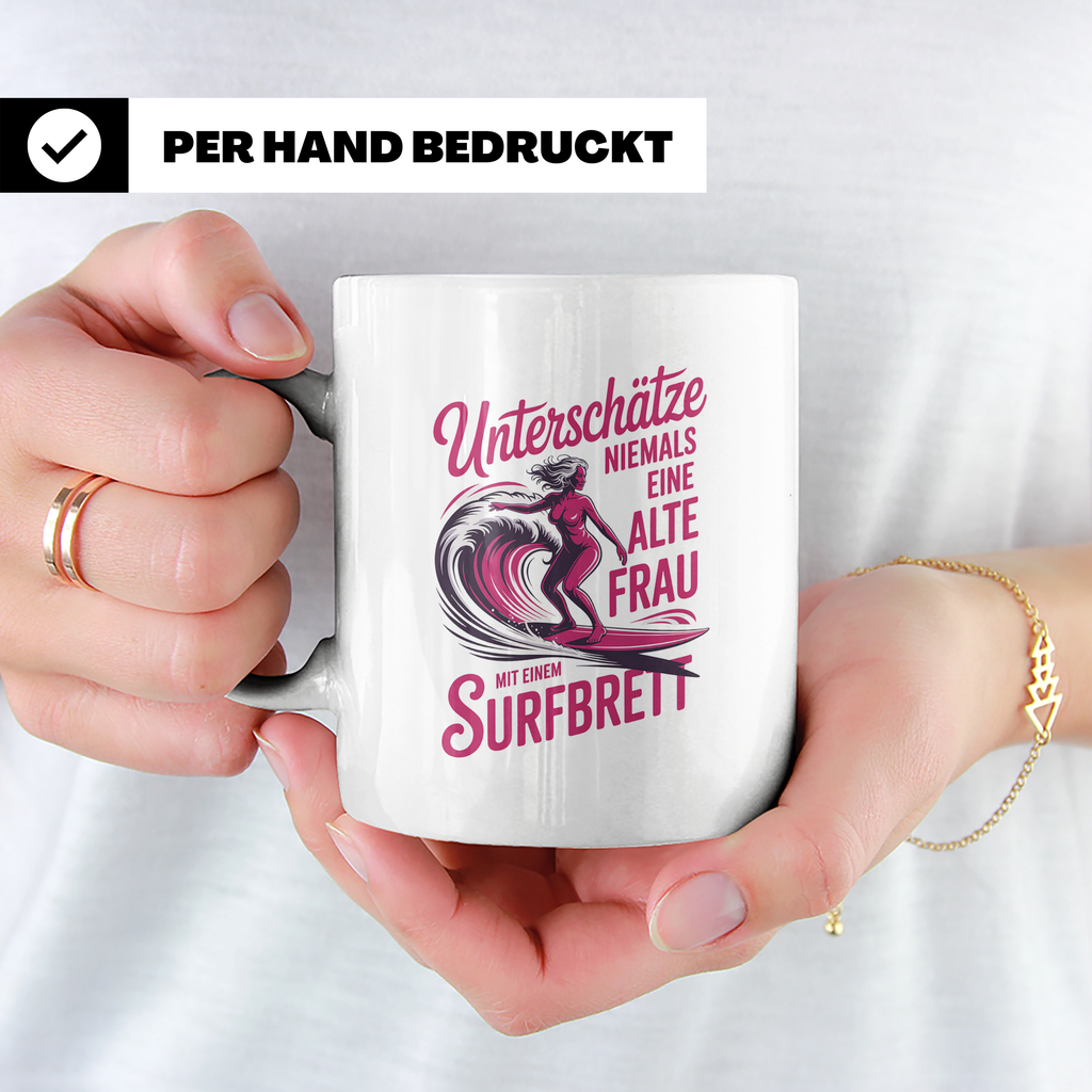 Surferin Tasse Unterschätze Niemals Eine Alte Frau Surfen Ge – Weiß [farbe:weiß]
