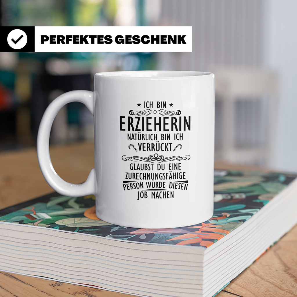 Erzieherin Tasse mit Spruch Natürlich verrückt, Geschenk für – Weiß [farbe:weiß]