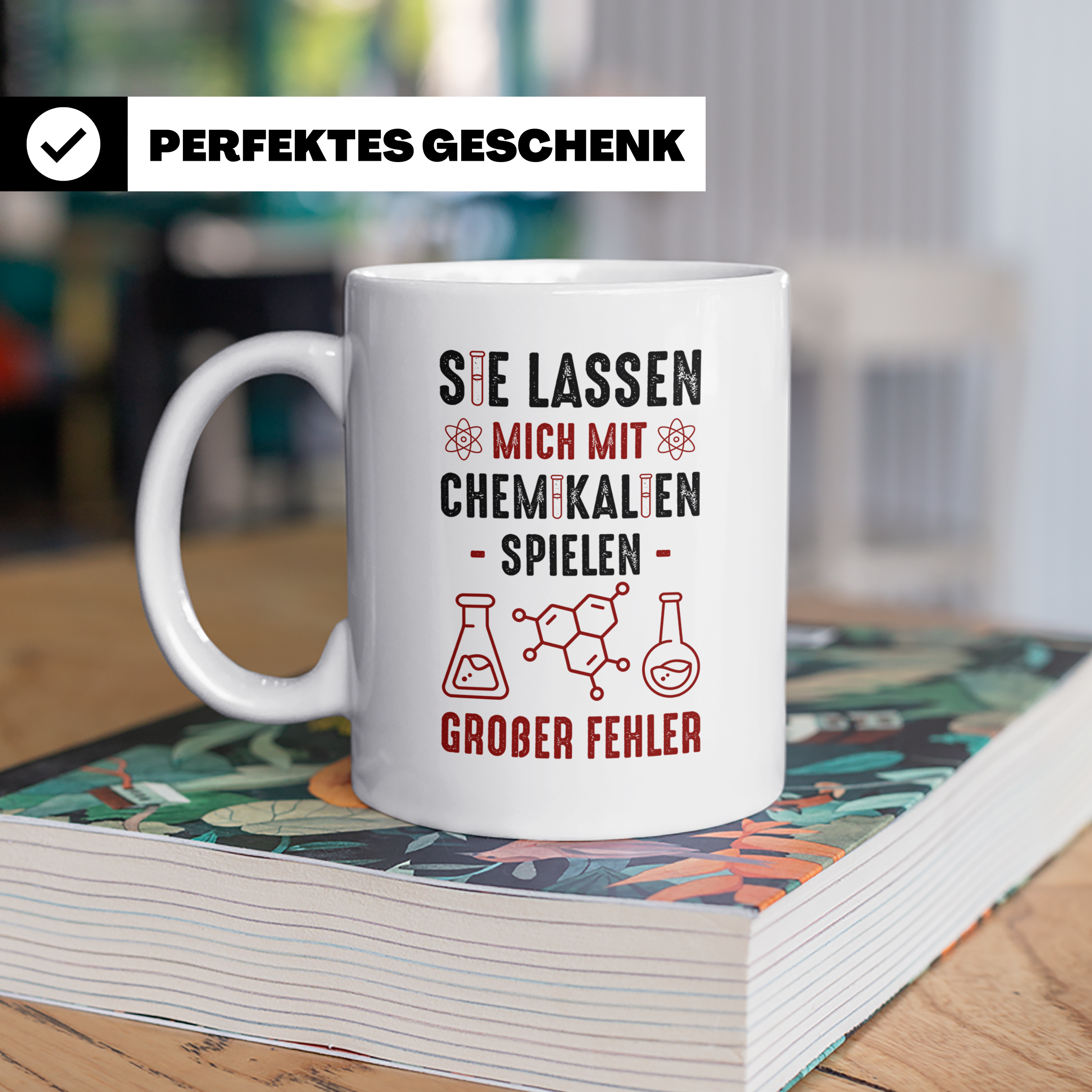Chemiker Tasse mit Spruch Mit Chemikalien spielen. Geschenk  – Weiß [farbe:weiß]