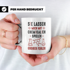 Chemiker Tasse mit Spruch Mit Chemikalien spielen. Geschenk  – Weiß [farbe:weiß]