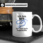 MFA Tasse mit Spruch "Ich bin MFA was sind deine Superkräfte – Weiß [farbe:weiß]