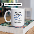 MFA Tasse mit Spruch "Ich bin MFA was sind deine Superkräfte – Weiß [farbe:weiß]