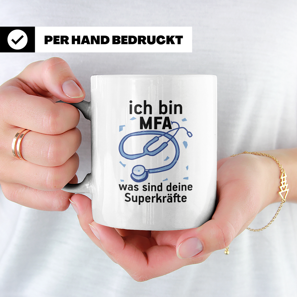 MFA Tasse mit Spruch "Ich bin MFA was sind deine Superkräfte – Weiß [farbe:weiß]