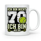 70. Geburtstag Tasse Tennisspieler lustiger Spruch Ich bin 4 – Weiß [farbe:weiß]