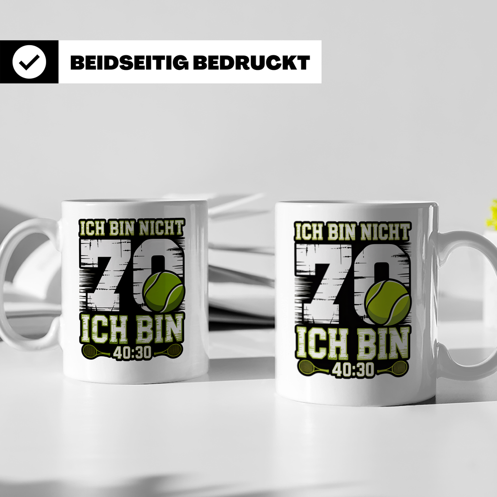 70. Geburtstag Tasse Tennisspieler lustiger Spruch Ich bin 4 – Weiß [farbe:weiß]