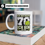 70. Geburtstag Tasse Tennisspieler lustiger Spruch Ich bin 4 – Weiß [farbe:weiß]