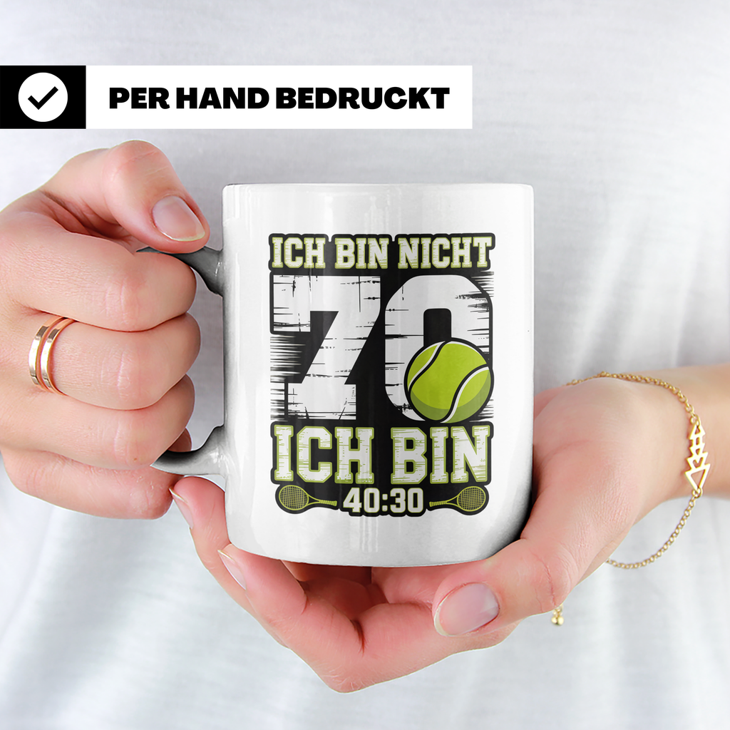 70. Geburtstag Tasse Tennisspieler lustiger Spruch Ich bin 4 – Weiß [farbe:weiß]
