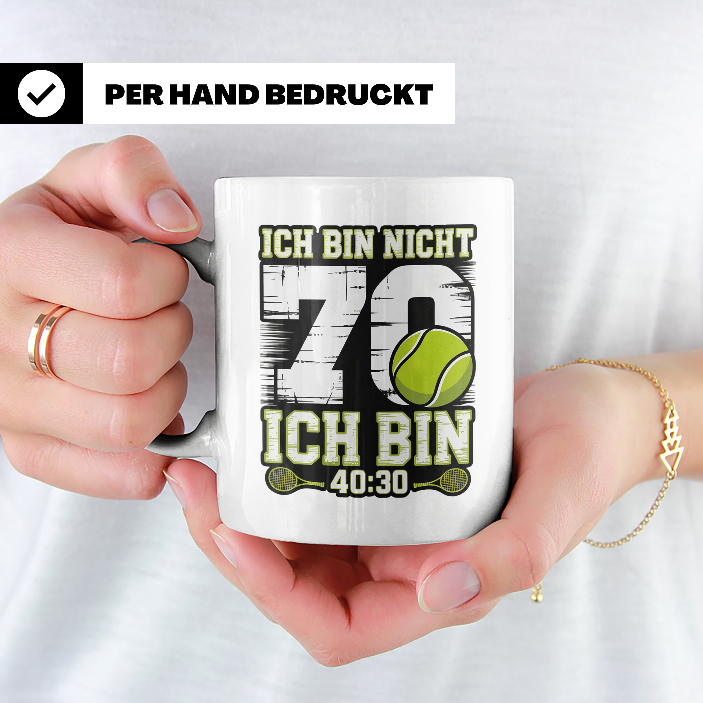 70. Geburtstag Tasse Tennisspieler lustiger Spruch Ich bin 4 – Weiß [farbe:weiß]