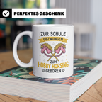 Hobby Horsing Tasse mit Spruch Zur Schule gezwungen. Geschen – Weiß [farbe:weiß]